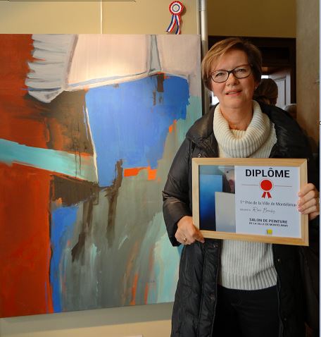 Renée Bouchez avec son diplôme, devant Abstrait T7